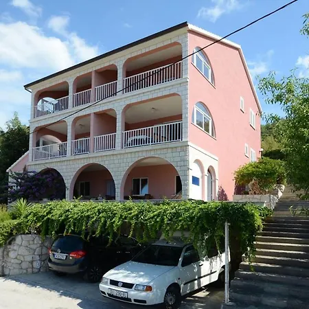 Karbuni 13217c Apartment Blato (Korcula)